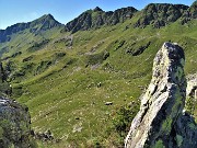 68 Vista su Fioraro-Bocchetta di Budria-Tartano-Azzaredo e in basso sui pascoli Bivacco Zamboni